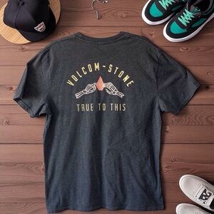 Volcom Stone XL Men’s Graphic T-Shirt Gray Skeleton Hands Skate Surf Streetwear